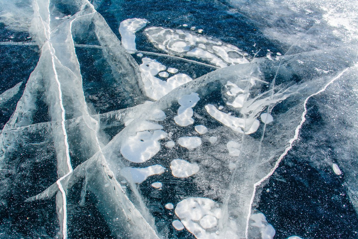 Метановые пузыри во льду Байкала