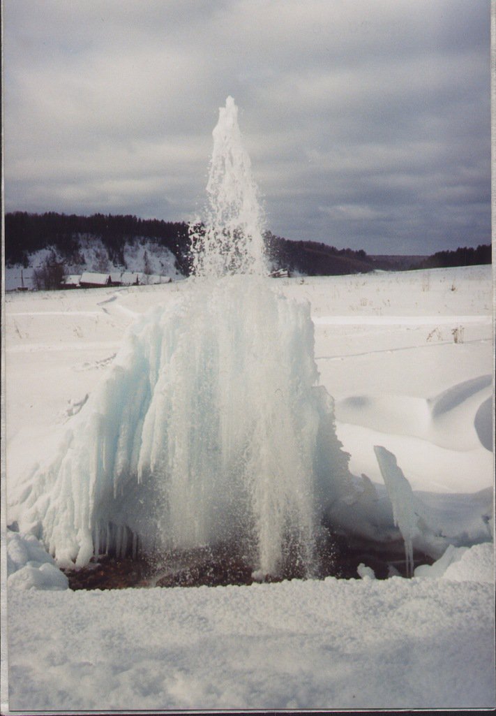 природный фонтан в Опоках Великоустюгский район