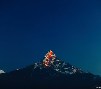 Пик Мачапучаре (Фиш-тэйл, 6998 м.) на рассвете.