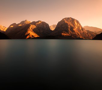 Закат на озере Искандеркуль