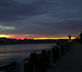 Закат над городом, напротив КИТАЙ