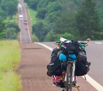 туринговый велосипед на обочине шоссе где-то в Бразилии