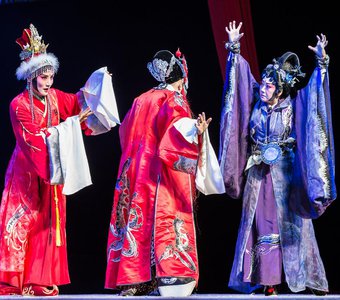 Опера Кюнцуй на сцене театра Цинхуа исполняет якутский эпос Олонхо