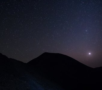 Венера над вершиной горы Бабадаг