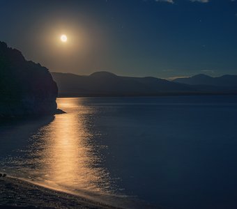 Луна над озером Толбо-Нуур