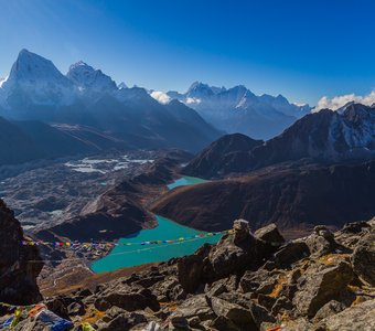 Поселок Гокио и озеро Дудх Покхари, снятые с вершины Гокио Ри (5360 м.) в национальном парке Сагарматха, Непал.