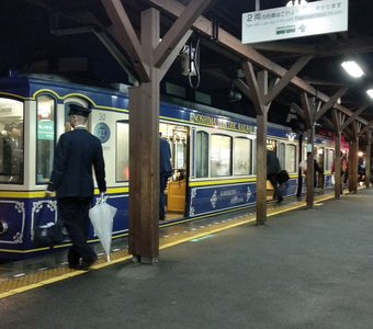 Поезл на станции Эношима, Япония