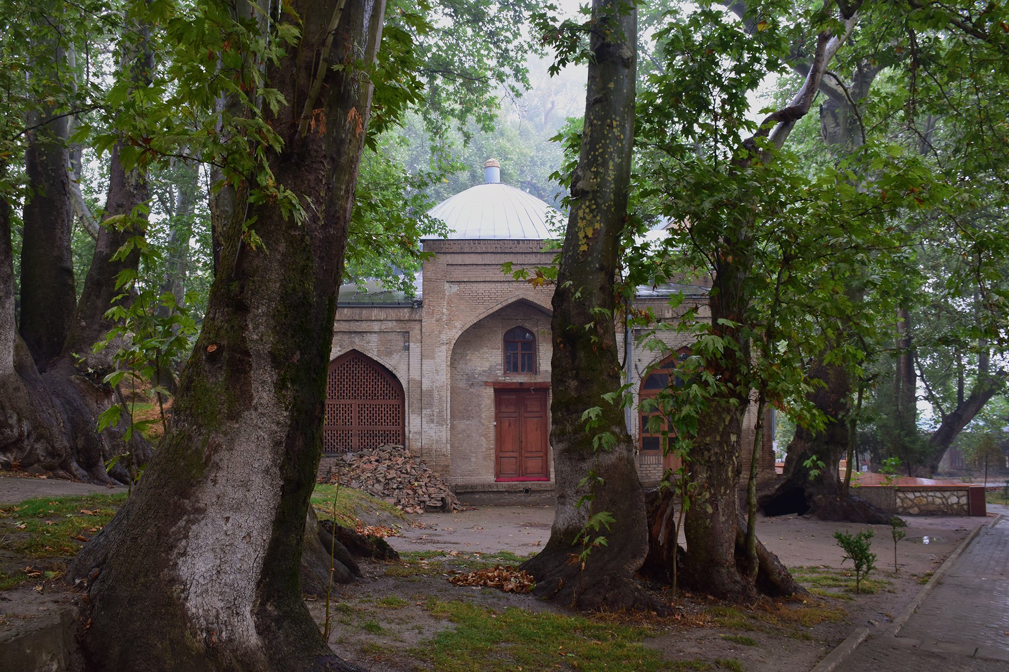 Мечеть среди вековых чинар.