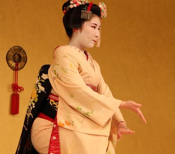 Киомай - танец в киотском стиле. Гион . Киото.
