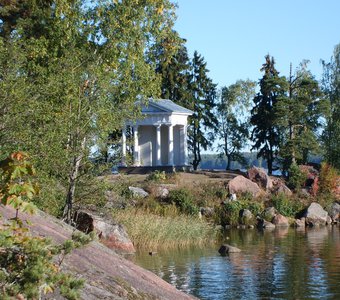 Беседка храма Нептуна в парке Монрепо (  снимок 2006 года , в 2011 году беседка была утрачена).