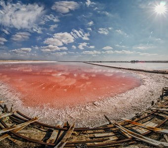 Соленое розовое озеро Сасык