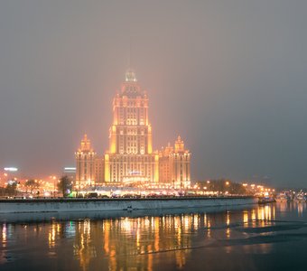 Гостиница Украина в тумане