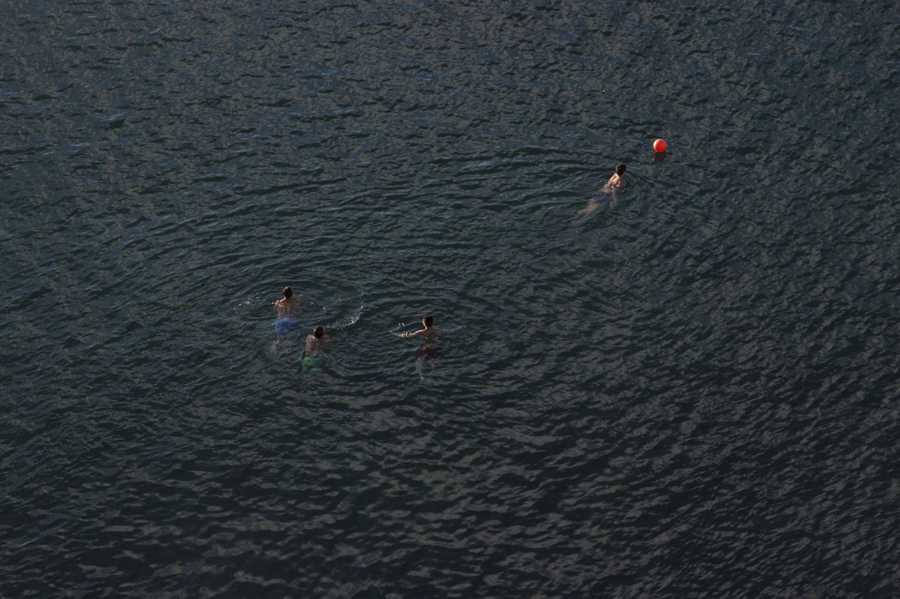 Молодые люди, купающиеся в Сорренто