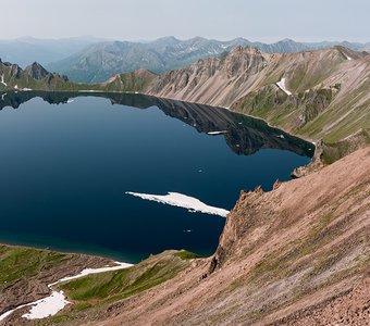 Панорама озера в кратере вулкана Хангар (2000 м)
