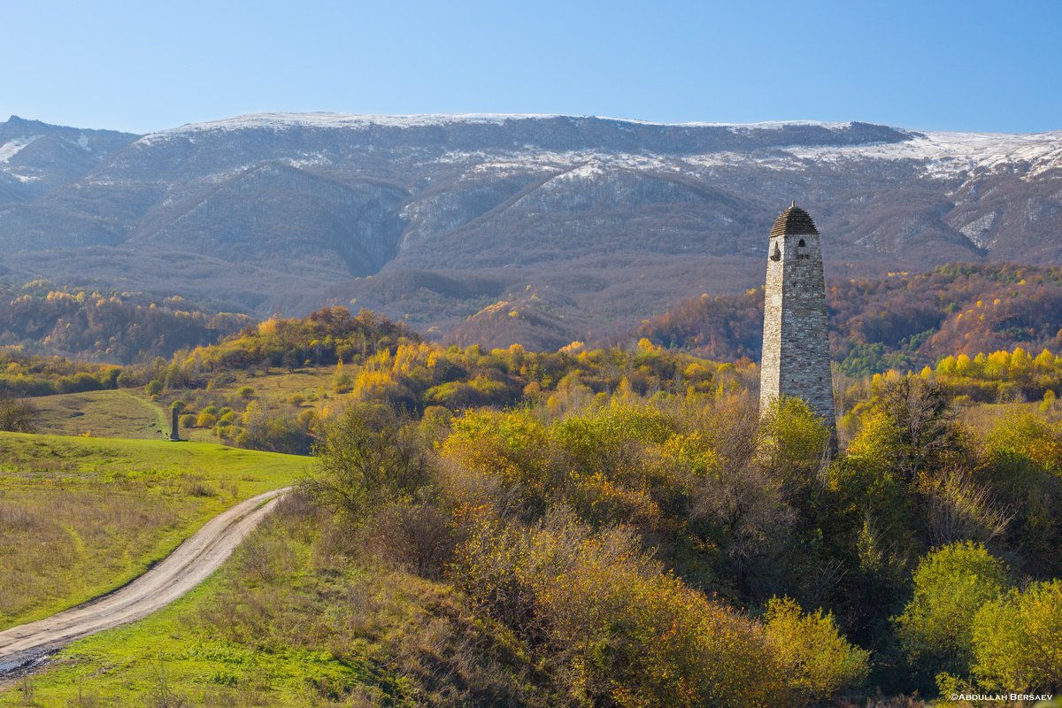 Башня в горах Чечни.