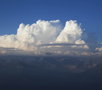 Горы в шапке из облака