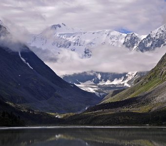 Туман в горах Алтая (Аккемское озеро и гора Белуха)