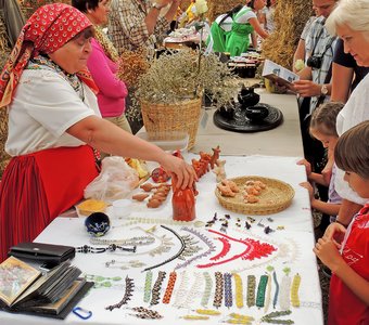 Самодельные украшения и глиняные свистульки