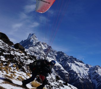 Полёт на параплане над заснеженной горой Мачхапучхре (6993 м) .