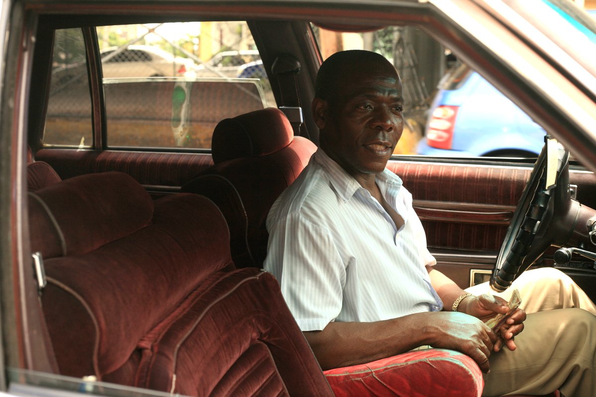 Доминиканский таксист с деньгами