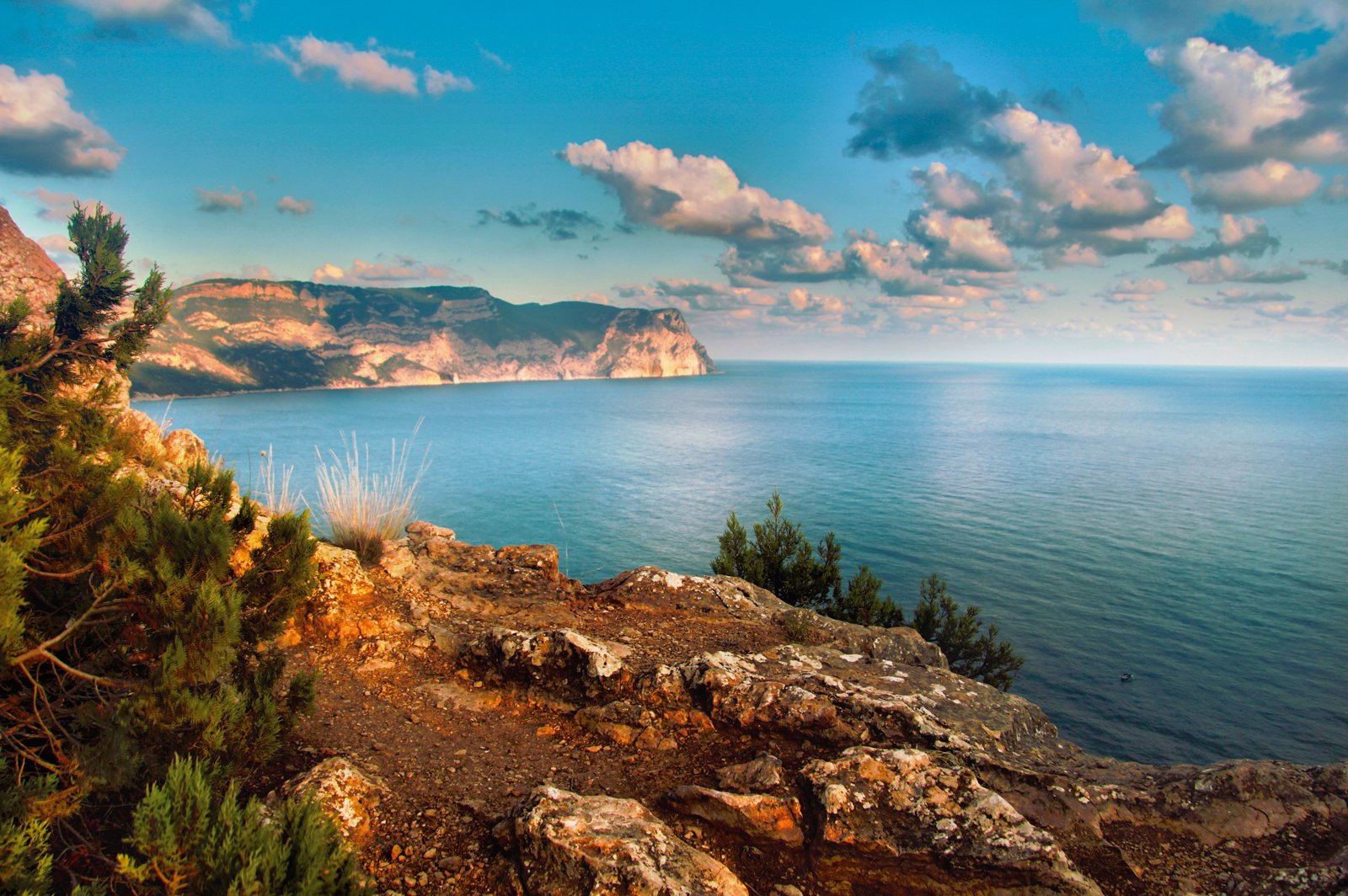 Какое сейчас море в крыму. Мыс Айя Балаклава. Мыс Айя Севастополь. Мыс Ласпи Крым. Ласпинская бухта Крым.