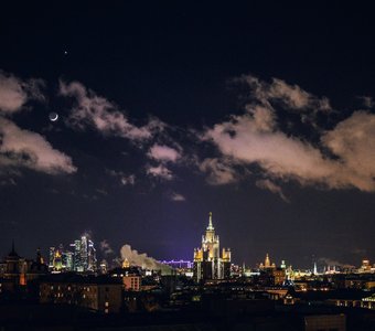Луна над Москвой
