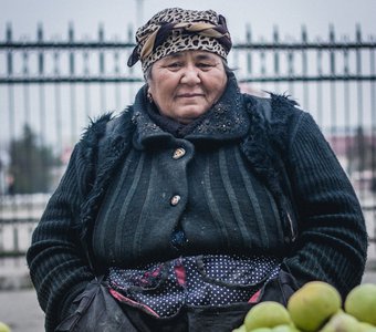 Продавщица яблок. Ташкент, Узбекистан