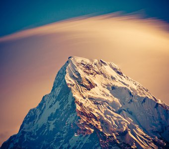 Вершина Аннапурны на рассвете в Гималаях
