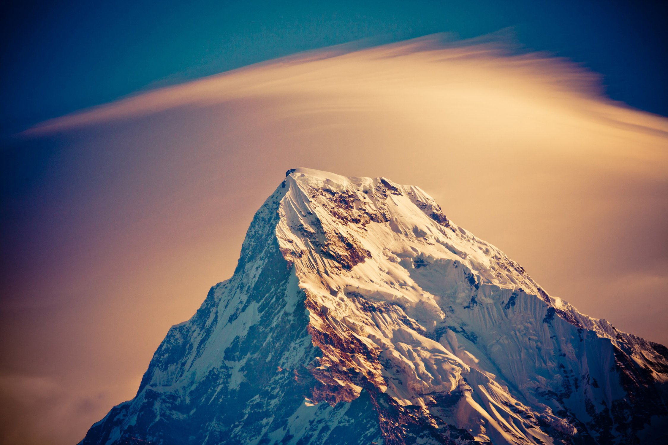 Вершина Аннапурны на рассвете в Гималаях
