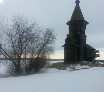 Вид на Успенскую церковь и Кондопожскую губу Онежского озера