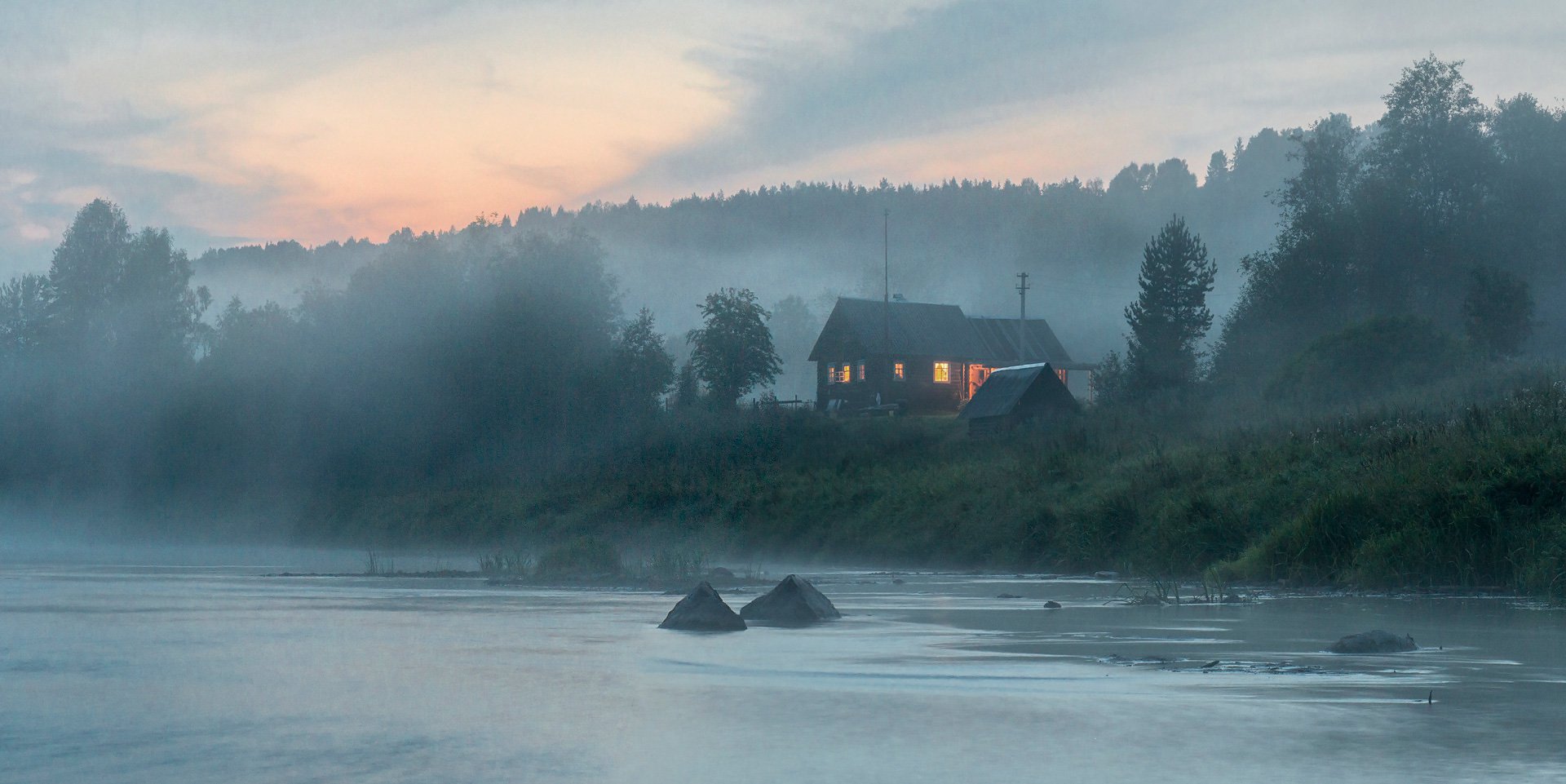 Дом у реки ужасы. Река Оять. Деревни на реке Оять. Река Оять Ленинградская область. Домик у озера в тумане.