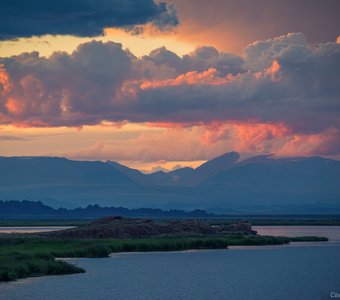 Закат на озере Ачит-Нуур.