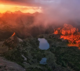 Полыхающие скалы.