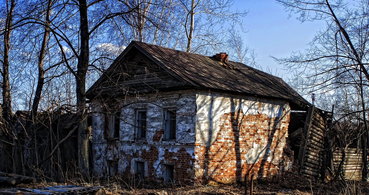 Купить недвижимость в старом. Заброшенный кирпичный дом. Заброшенное кирпичное здание. Заброшенный кирпичный дом в деревне. Старый кирпичный дом.