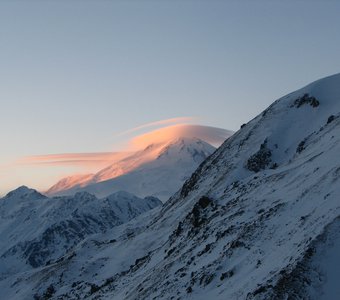 Лентикулярные облака над Эльбрусом