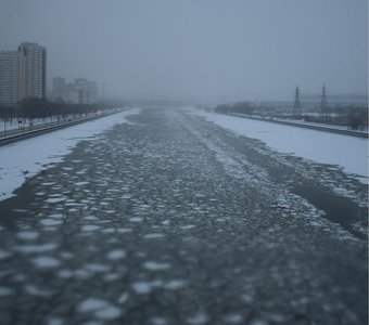 Река Москва: лёд, снег, туман.