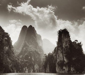 Скалы на озере Чео Лан