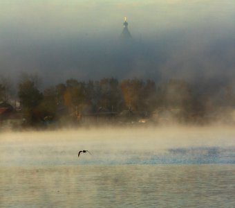 Храм Александра Невского в утреннем тумане