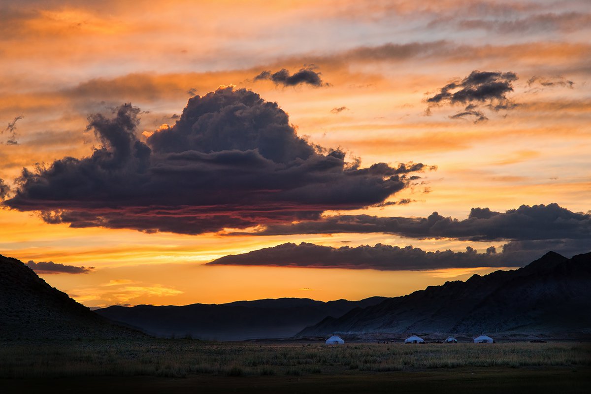 Закат в посёлке Цагануур, Монголия.