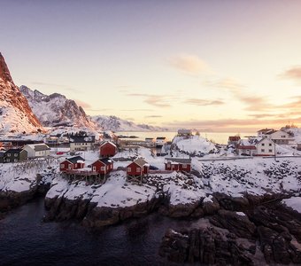 Деревня Hamnoy в лучах заката.