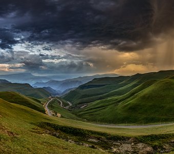 Гроза в долине на закате