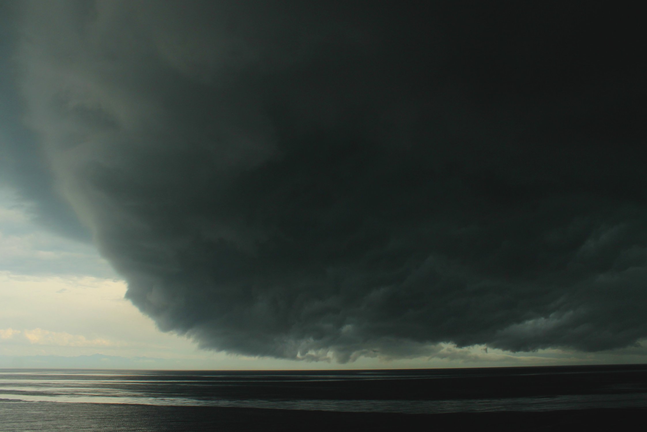 Нас настигает буря