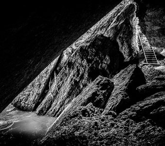 Подводная пещера каньона реки Белая