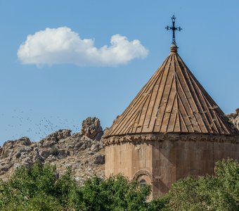 Древняя церковь на острове Ахтамар