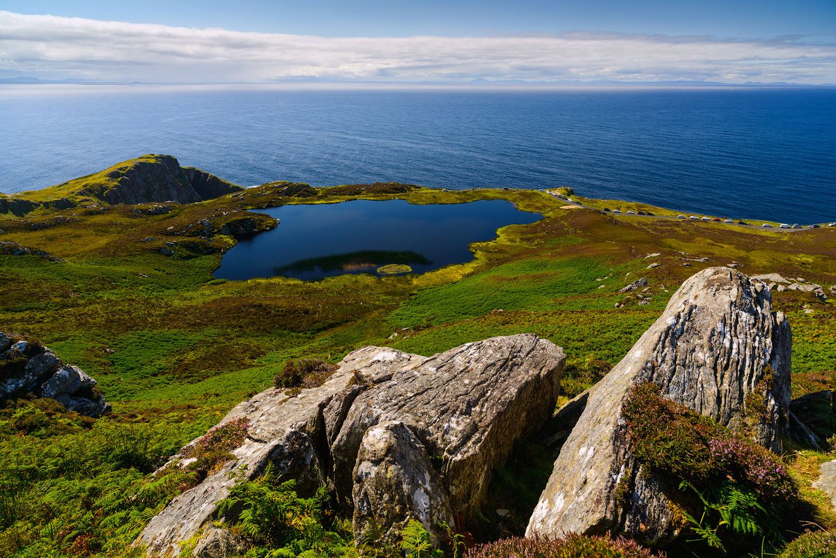 Ирландский пейзаж с озером, скалами и океаном