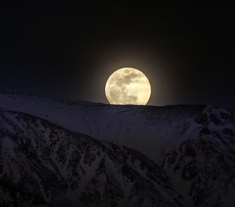Восход Луны над горой в Шеки (Азербайджан)