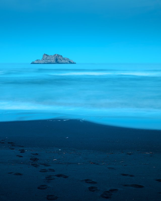 Включи island. Халактырский пляж Камчатка. Чаячий остров. Халактырский пляж ночью. Халактырские скалы.