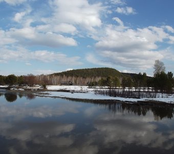 Любуются собою облака