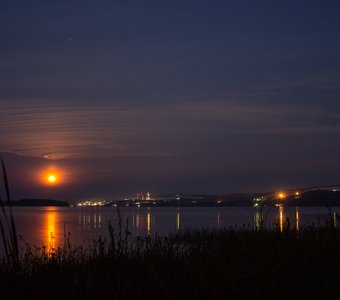 Лунный закат над Волгой