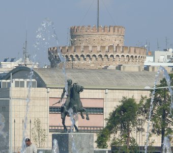 Памятник Александру Македонскому на фоне Белой Башни
